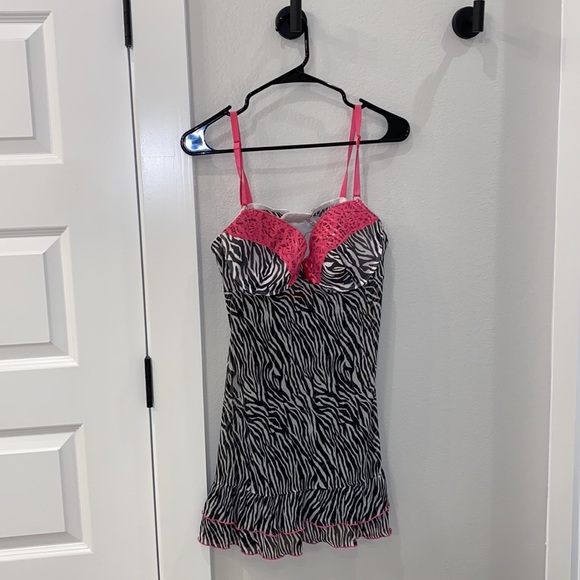 EUC Torrid Plus Size 0 Underwire Zebra Ruffle & Hot Pink One-Piece Chemise - Picture 2 of 10